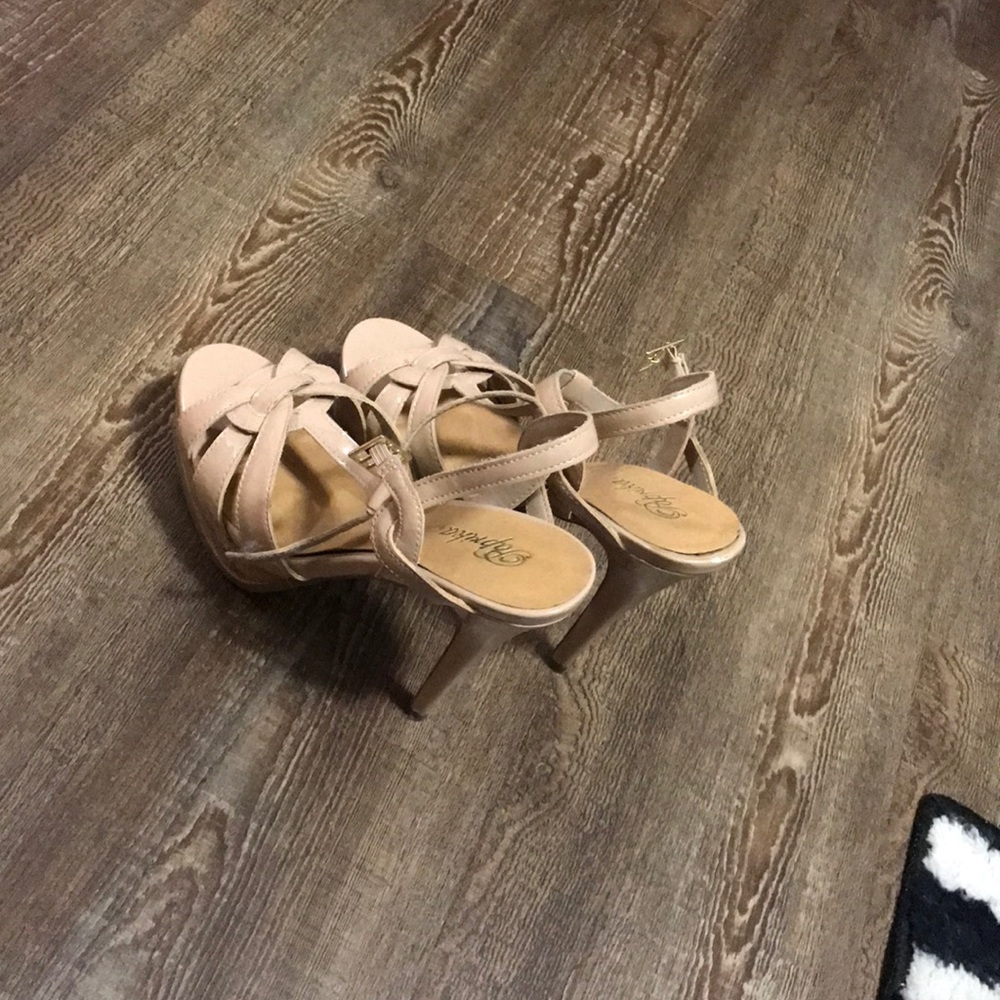 Heels - Picture 4 of 4